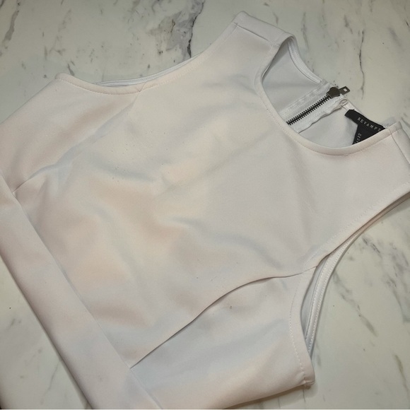 Cut Out Belt Back White Crop Top - Picture 3 of 8